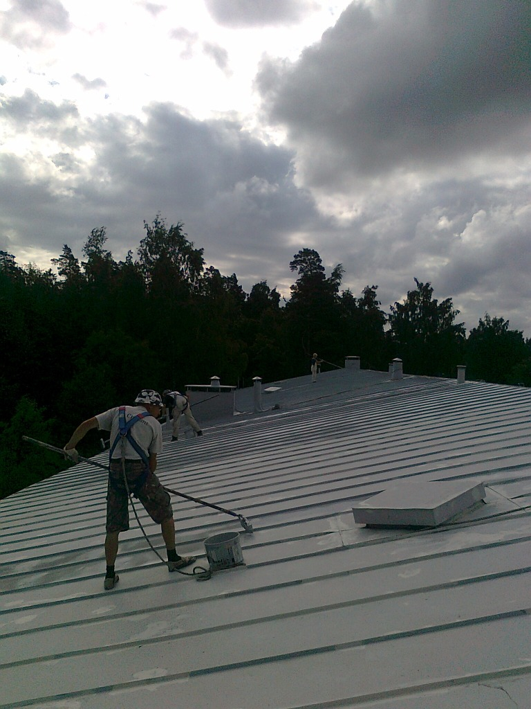 Työskentelijä työskentelee katossa - JAM Pelti Oy, Vaaralankulma 
